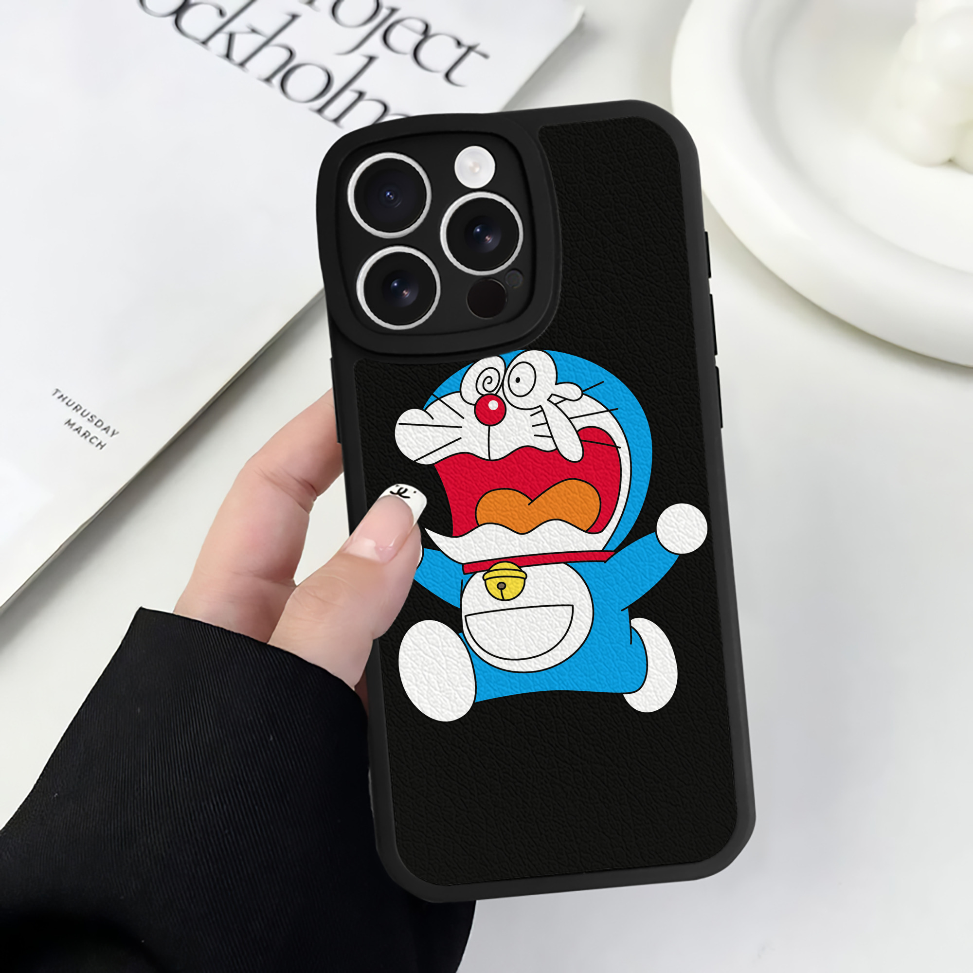 （画像用） ドラえもん Doraemon 【iPhone 16シリーズ対応】シリコンスマホケース（レザー調） 材質：シリコン